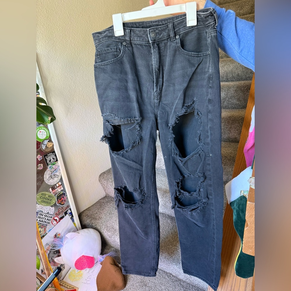 Black Distressed Women’s Boyfriend Jeans – Trendy Ripped Style